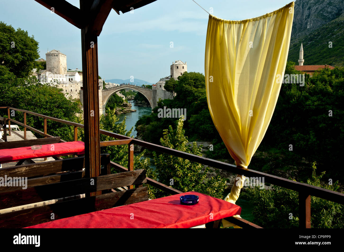 Stari Most Pont de la paix et de la Neretva à partir d'un restaurant. Mostar.La Bosnie-herzégovine.Balkans.L'Europe. Banque D'Images