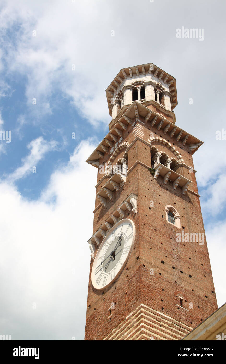 Haute tour d'horloge à Vérone, Italie Banque D'Images
