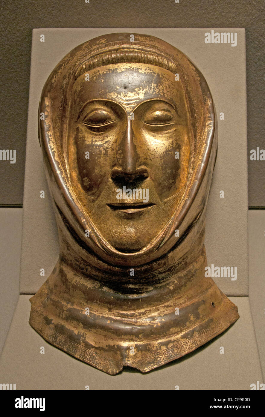 Masque funéraire en cuivre 13 Siècle Limoges doré vient de la prieure de Paillaye Maine et Loire France Banque D'Images