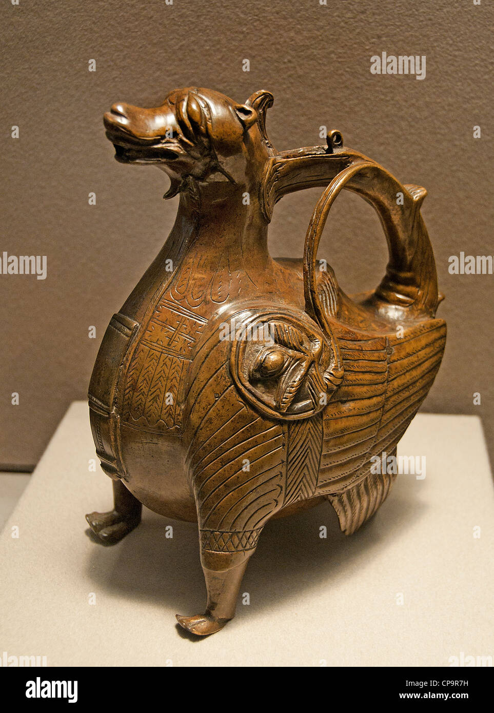 Aquamanile médiévale griffin de basse-Saxe, un navire à eau liturgique roman en alliage de cuivre, Allemagne, vers 1200 Allemagne Allemagne Musée du Louvre Banque D'Images