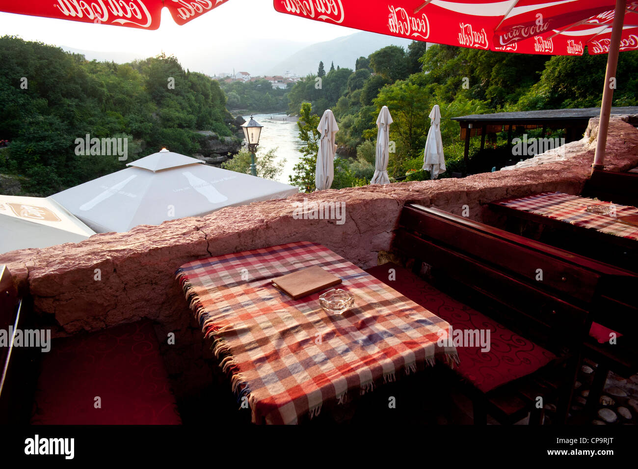 Neretva à partir d'un restaurant.Mostar.La Bosnie-herzégovine.Balkans.L'Europe. Banque D'Images