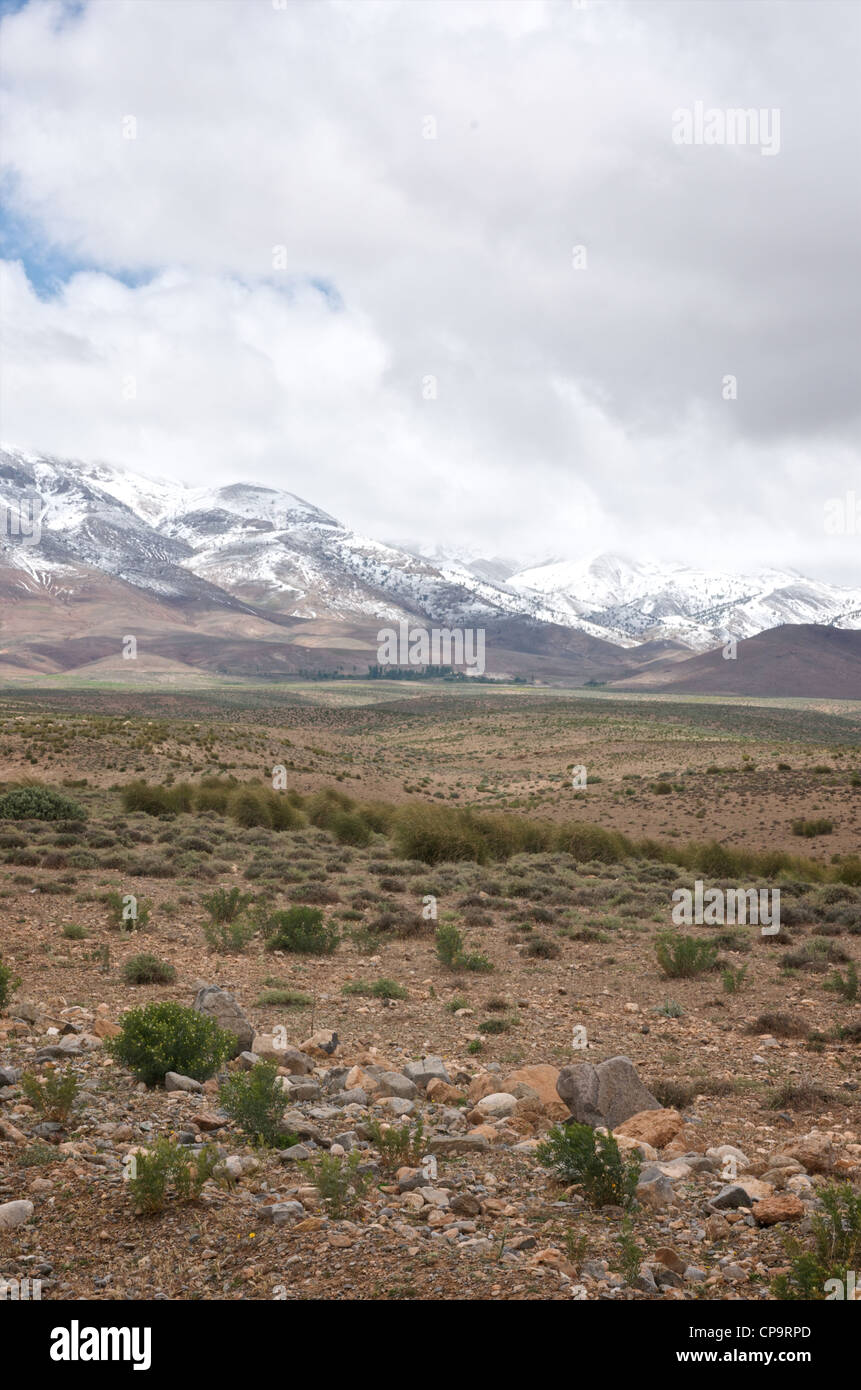 Un beau paysage moody au Maroc un jour nuageux. Banque D'Images