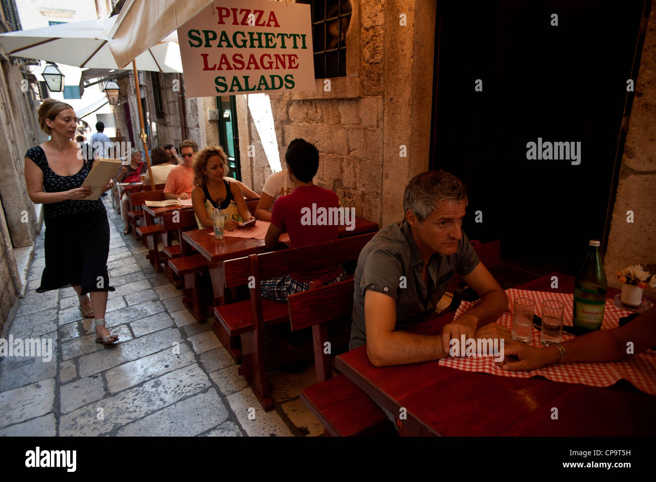 Des repas en plein air dans un restaurant italien dans une rue étroite, Vieille Ville, Dubrovnik. La Croatie. Banque D'Images