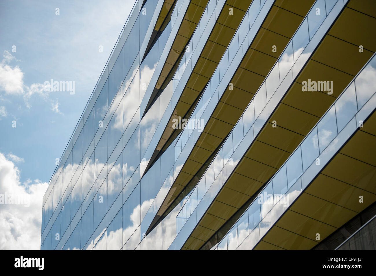 Les bâtiments en verre moderne à Londres UK avec la réflexion du ciel Banque D'Images