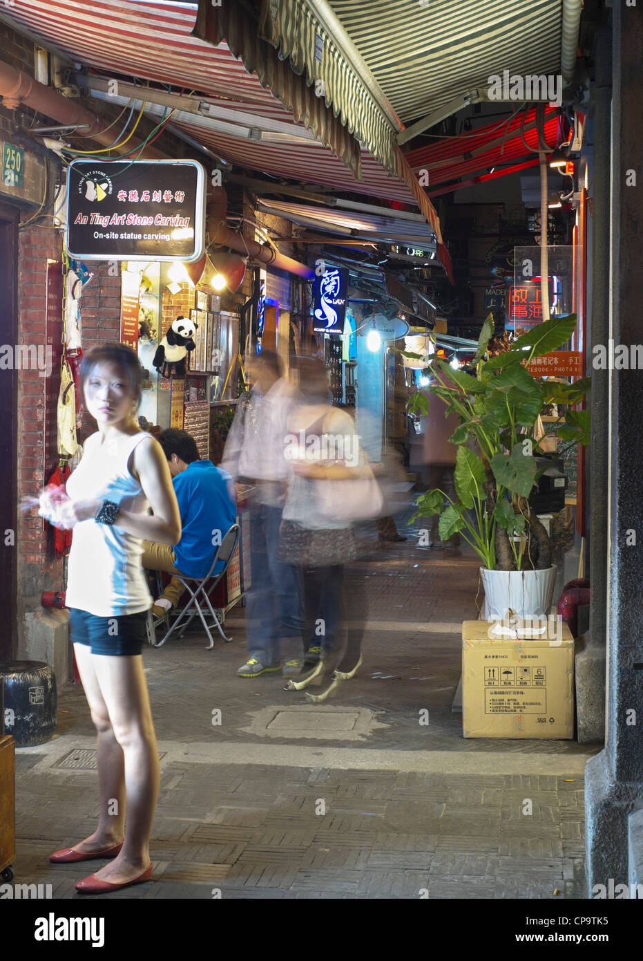 Nuit dans la région de Tianzifang entertainment et commerçant sur Taikang Road à Shanghai Chine Banque D'Images