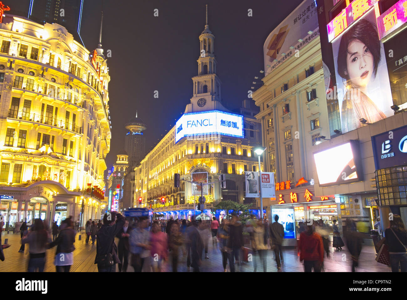 Vue de nuit occupé Nanjing East Road à Shanghai Chine Banque D'Images