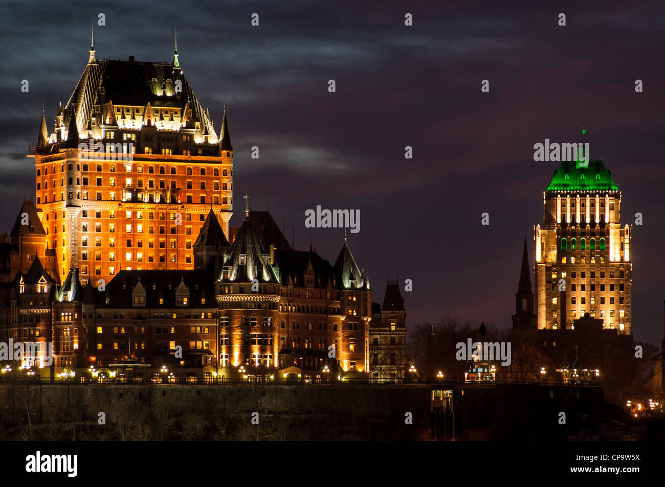Le Château Frontenac et le Vieux Québec skyline at sunset de tout le fleuve Saint-Laurent, à Lévis, Québec, Canada. Banque D'Images