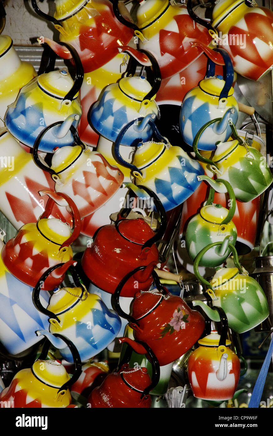 Accrocher les bouilloires sur l'affichage à Souk Mubarakiya, Koweït, Koweït Banque D'Images