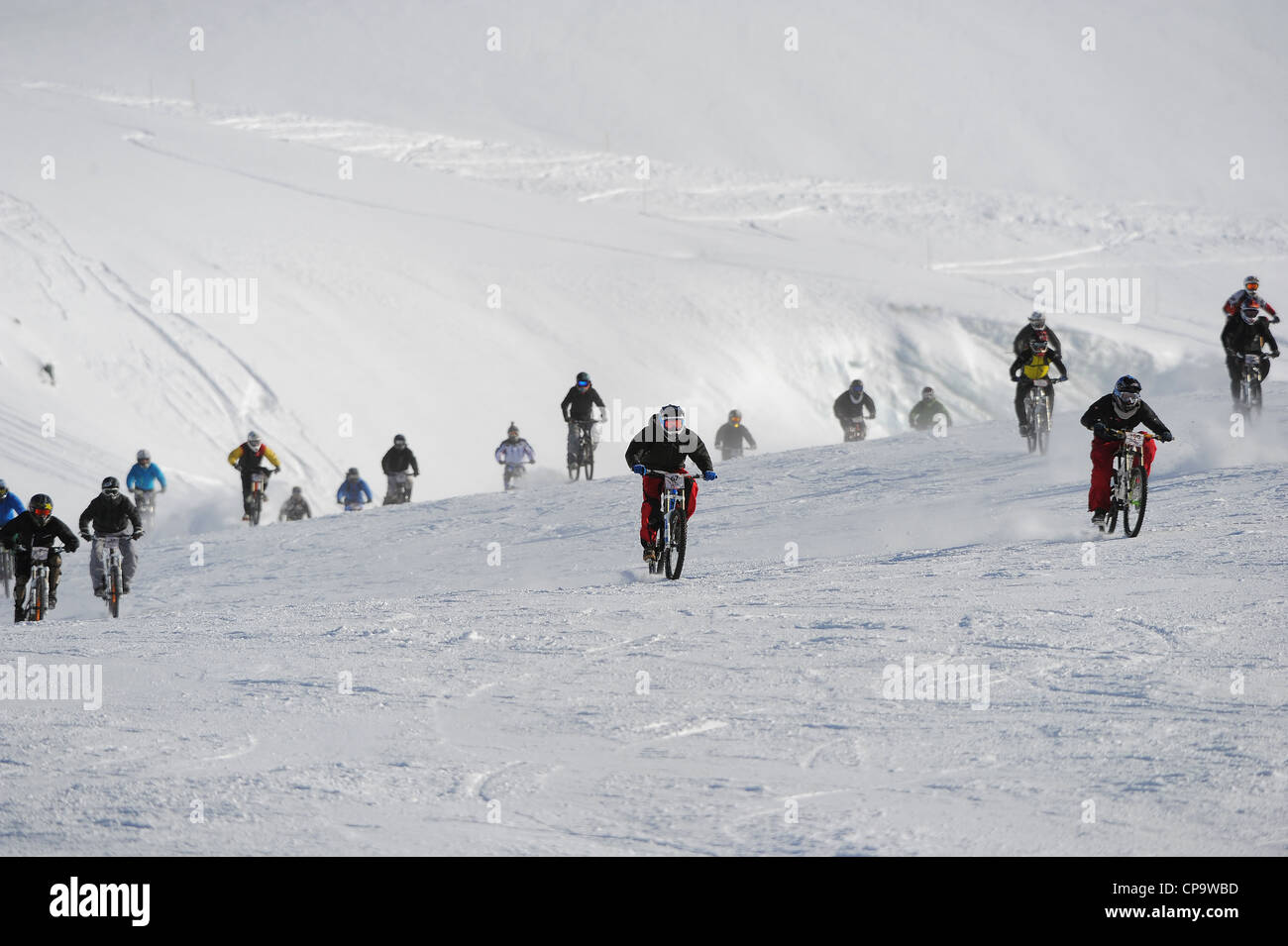 Course de vtt de descente en vitesse sur la neige au cours de la Saas Fee Glacier Bike Race en Suisse. Banque D'Images