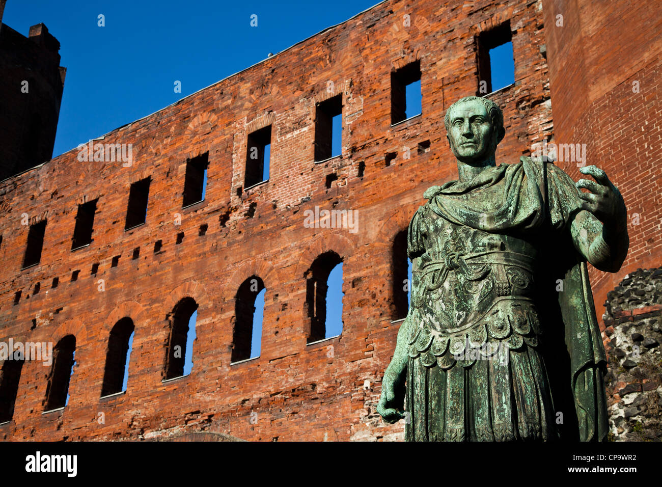 Statue de Cesare Augustus à Turin - Italie : concept de leadership Banque D'Images