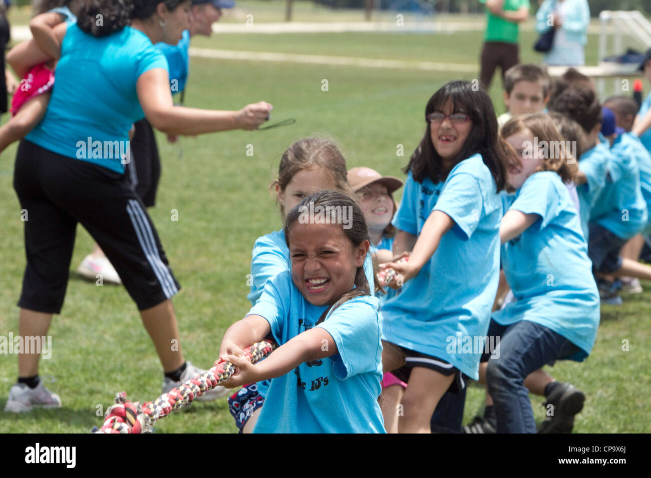 La deuxième année d'âge de l'école élémentaire Les enfants participer à à la corde au cours de track and field day à l'école. Banque D'Images