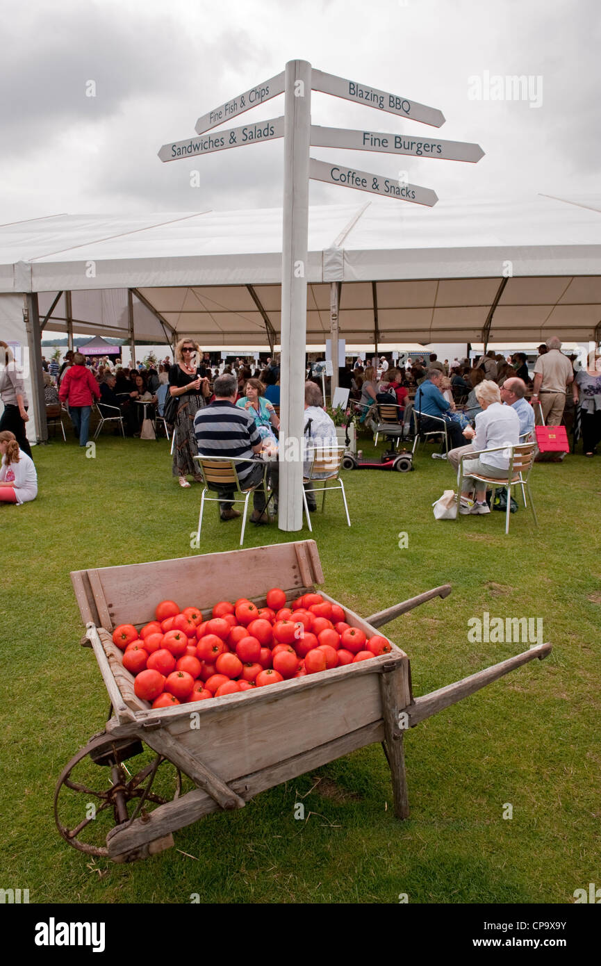 Visiteurs en buvette à montrer, une brouette de tomates & connexion diriger les gens de choix des points de vente des aliments - Tatton Park RHS Flower Show, FR, UK. Banque D'Images