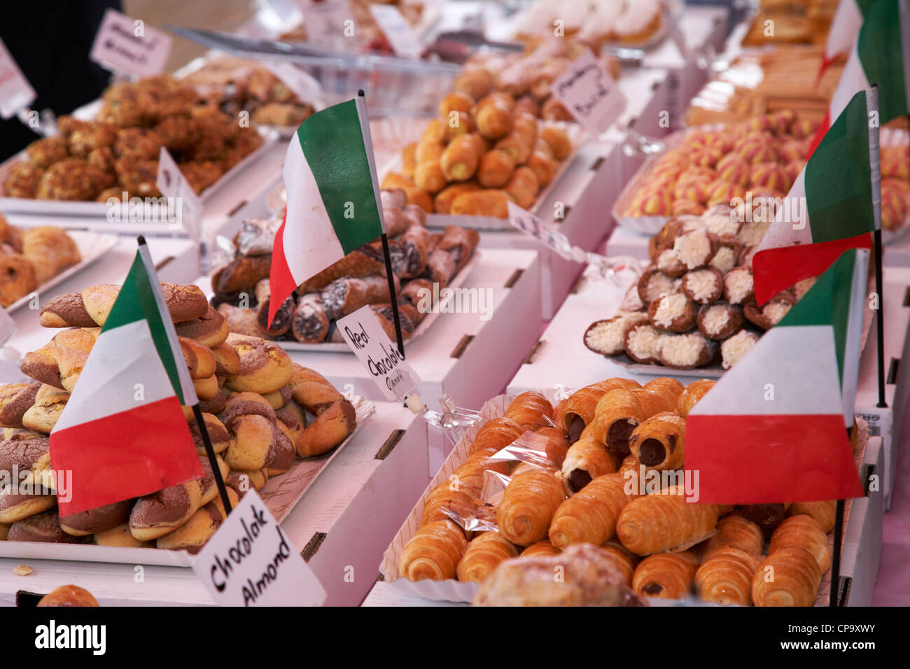 Divers desserts et biscuits italienne cannoli à la vente à un marché alimentaire italienne au Royaume-Uni Banque D'Images