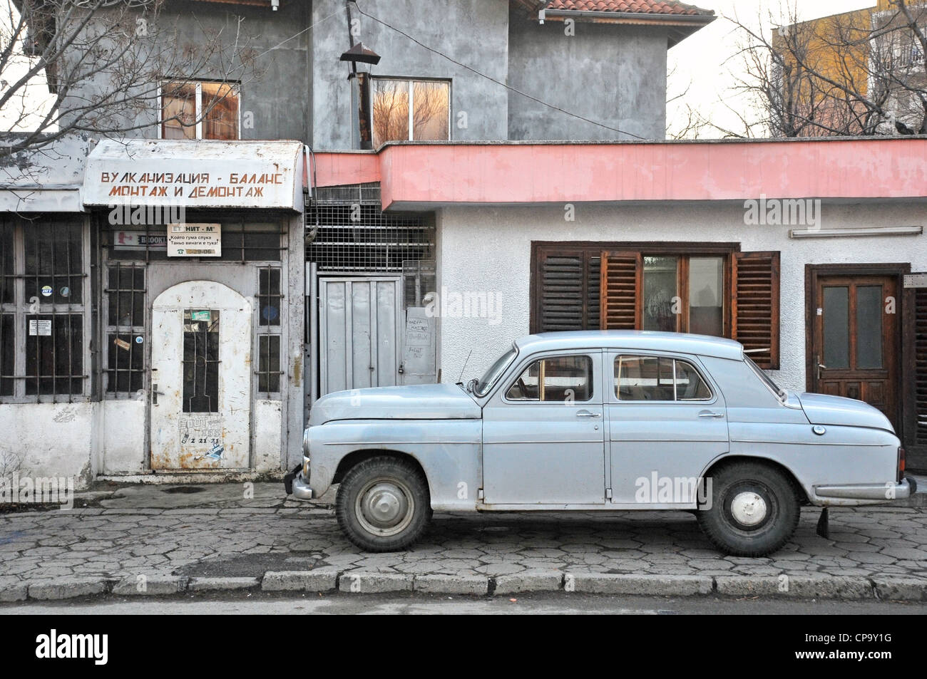 Rue HDR avec vintage car prise à Sliven, Bulgarie Photo Stock - Alamy
