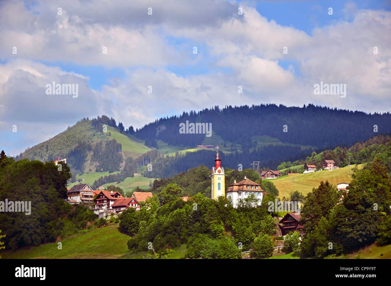 Beau paysage alpin suisse avec l'ancienne église à l'été. Banque D'Images