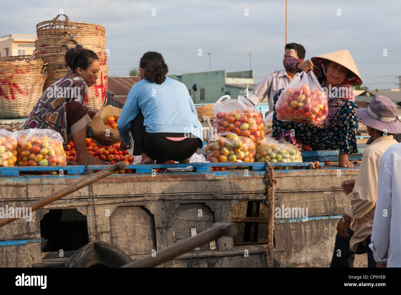 Les personnes vendant des tomates à partir d'un bateau dans le marché flottant de Cai Rang, près de Can Tho, Delta du Mekong, Vietnam Banque D'Images