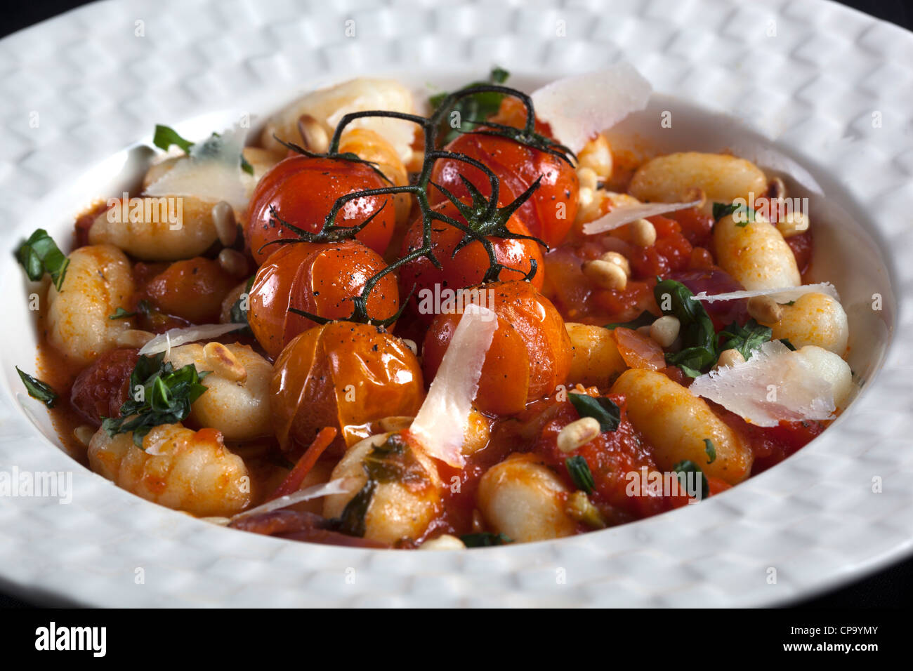 Gnocchi Tomates Rôties sur la vigne et le fromage parmesan Banque D'Images