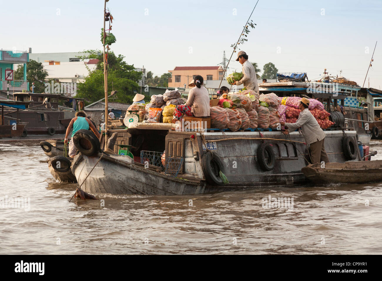 Les personnes vendant des légumes provenant d'un bateau dans le marché flottant de Cai Rang, près de Can Tho, Delta du Mekong, Vietnam Banque D'Images