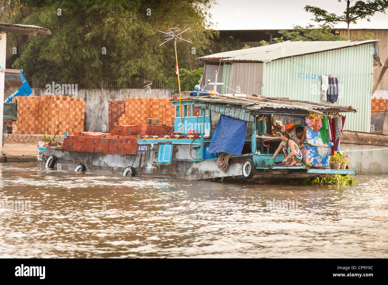 Un typique petit cargo chargé avec des briques, près de Cai Rang, Can Tho, Delta du Mekong, Vietnam Banque D'Images
