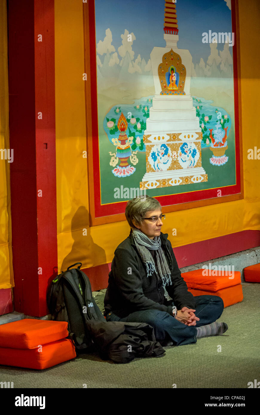 Paris, France, femmes assises, méditant, à l'intérieur du temple bouddhiste français, différentes cultures religion, illustration du bouddhisme france Banque D'Images