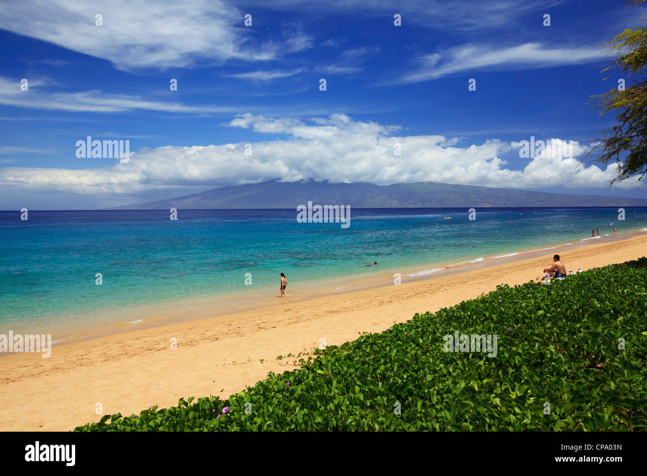 Belle journée à North Beach, Ka'anapali, Maui, Hawaii. Dans la distance est de Molokai. Banque D'Images