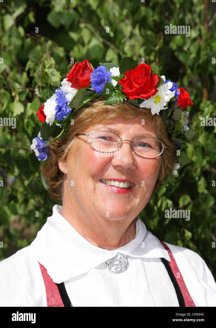 La suède au milieu folk dance femme en robe typiquement suédois et de la guirlande de fleurs Banque D'Images