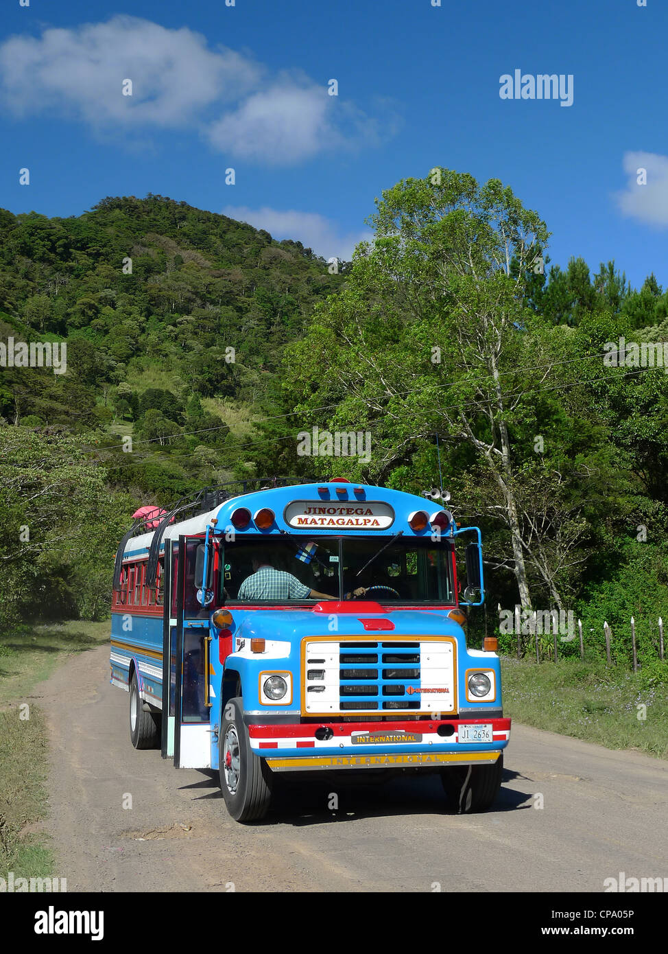 Nicaragua Matagalpa bus de poulet sur une route de montagne avec belle vue Banque D'Images