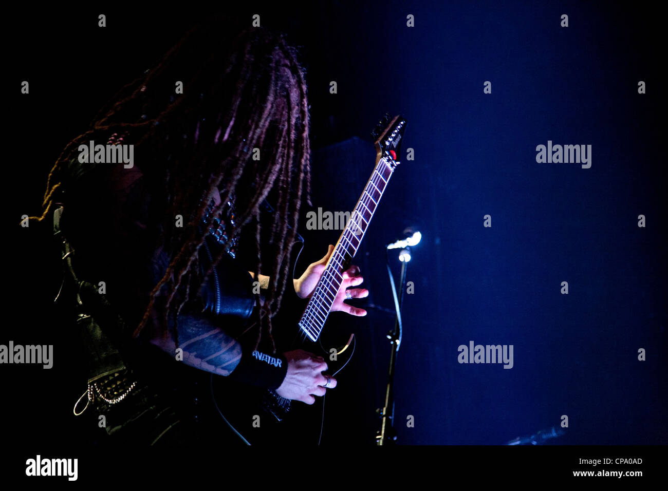 De l'Avatar guitariste de metal suédois effectue un solo de guitare rock en concert au Club Principal,Théâtre,Thessalonique GRÈCE. Banque D'Images