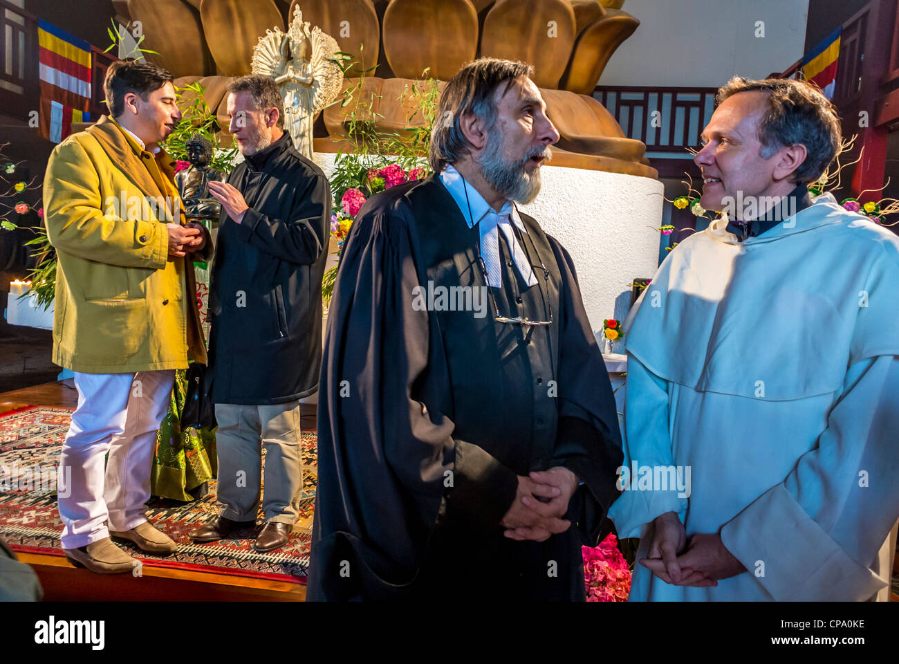 Paris, France, Festival bouddhiste interconfessionnel, rencontre religieuse prêtre orthodoxe français et prêtre protestant, dans le Temple, différentes cultures religion, discussion interconfessionnelle Banque D'Images