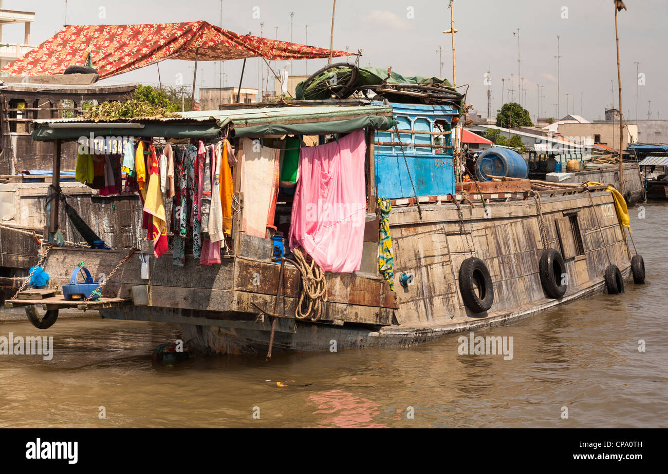 Un bateau typique, avec une laverie, séchage à Cai Be, Delta du Mekong, Vietnam Banque D'Images