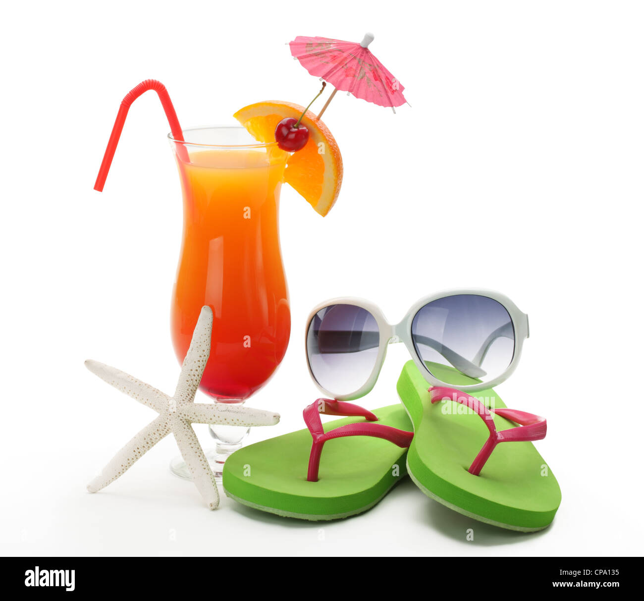 Boisson d'été tropical,lunettes de soleil et les tongs sur fond blanc. Banque D'Images