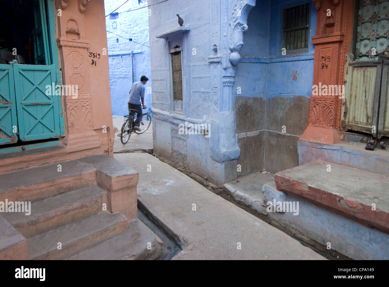 Les murs des habitations à l'intérieur de la vieille ville de Jodhpur sont peintes en bleu pour garder les voies étroites cool et libre de moustiques, Jodhpur, Rajasthan, India Banque D'Images