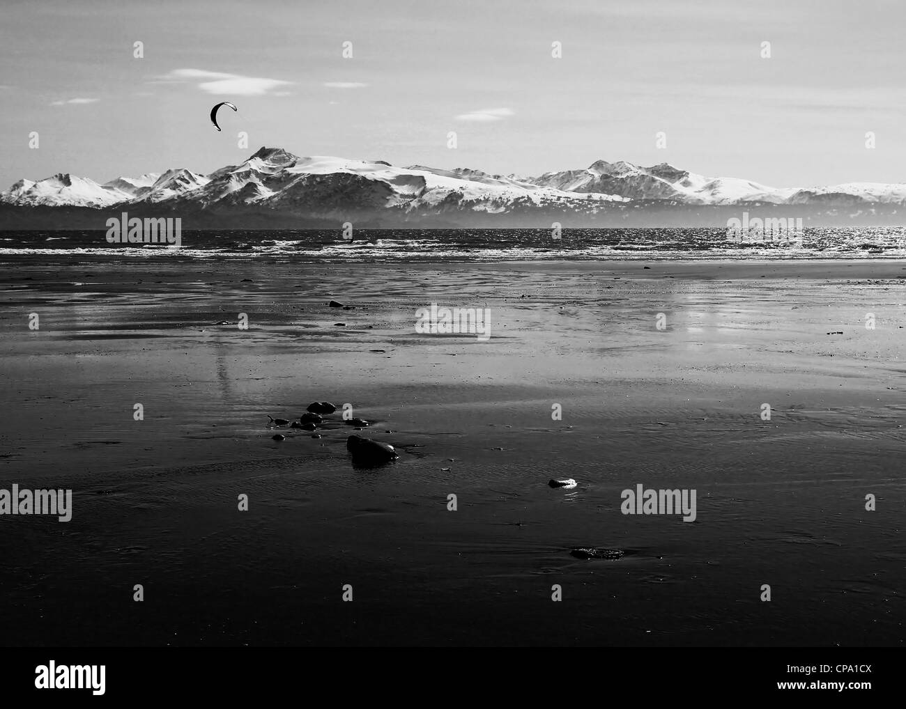 Kite surfer sur une plage à marée basse de l'Alaska, près de Homer Alaska en noir et blanc. Banque D'Images
