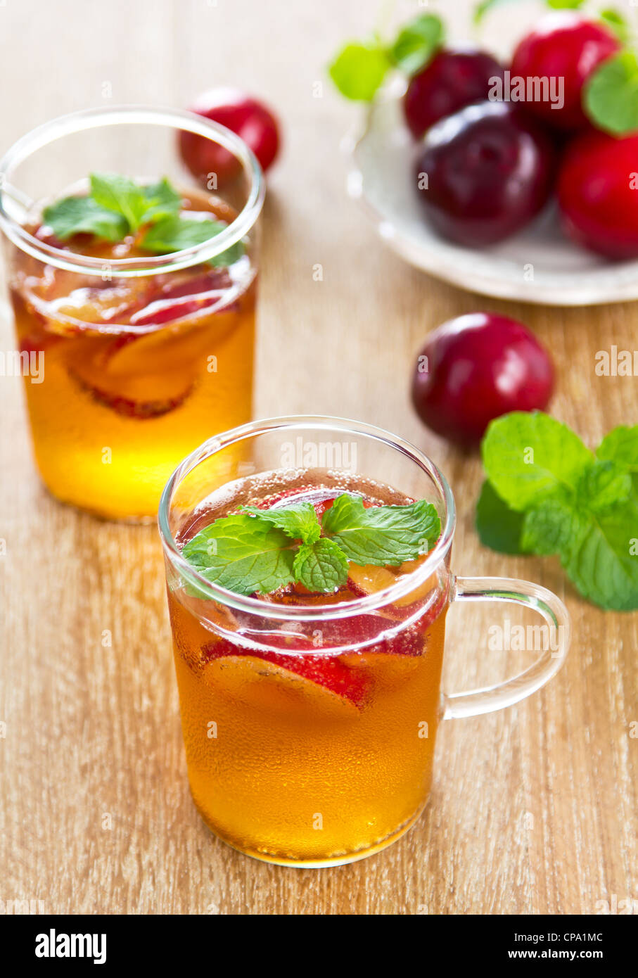 Jus de prune prune et de menthe fraîche avec Banque D'Images