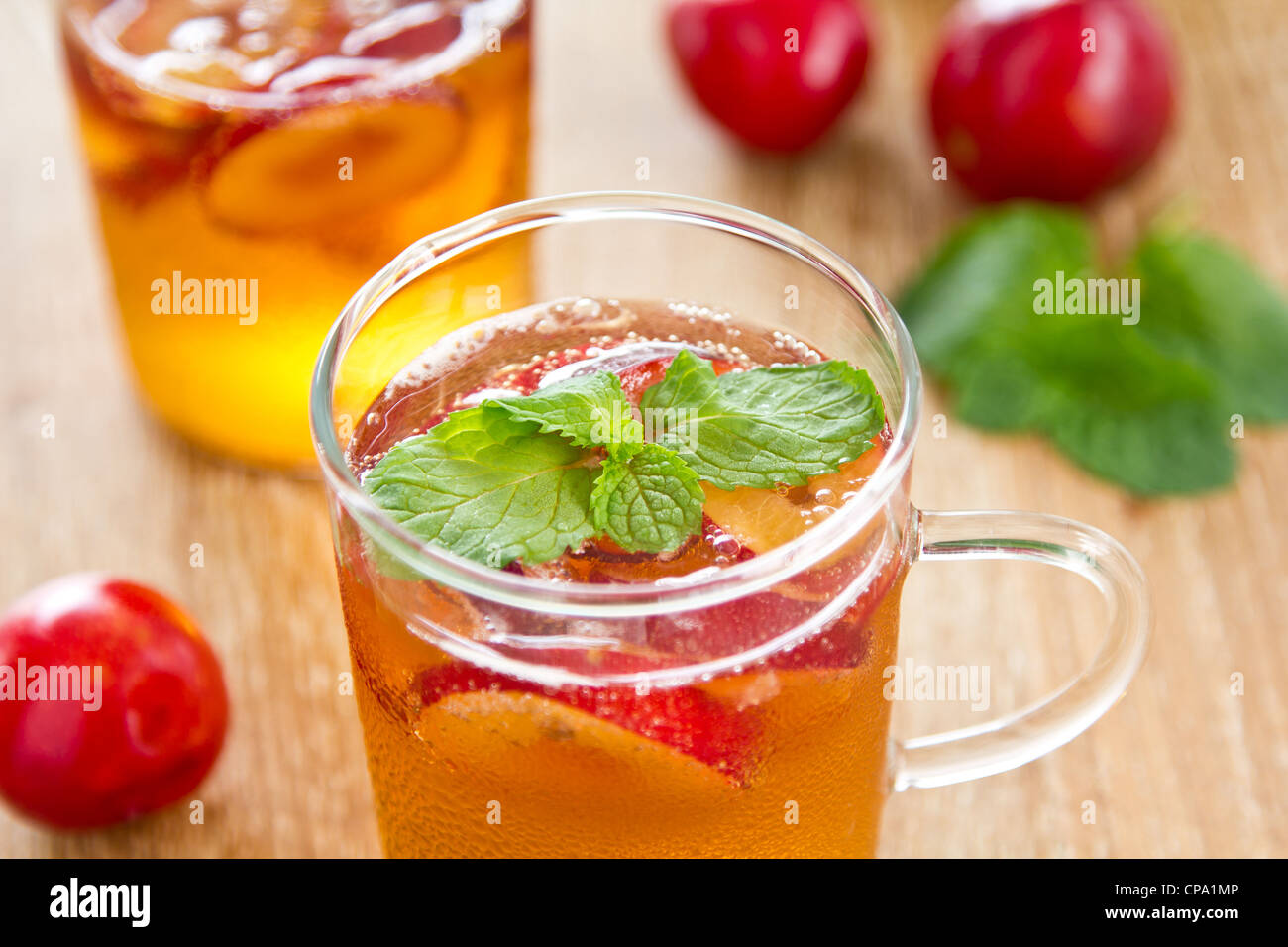 Jus de prune prune et de menthe fraîche avec Banque D'Images