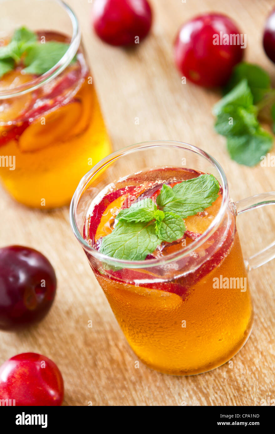 Jus de prune prune et de menthe fraîche avec Banque D'Images