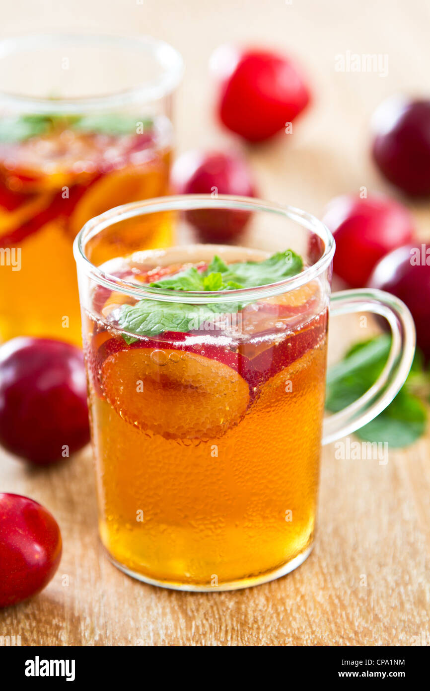 Jus de prune prune et de menthe fraîche avec Banque D'Images