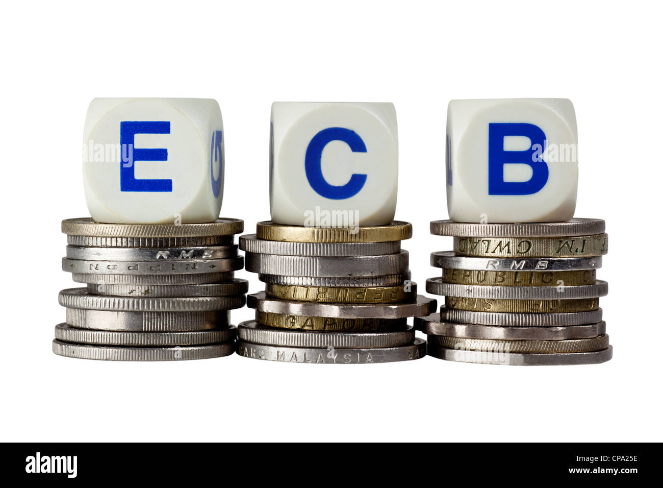Des piles de pièces de monnaie avec les lettres BCE isolé sur fond blanc Banque D'Images