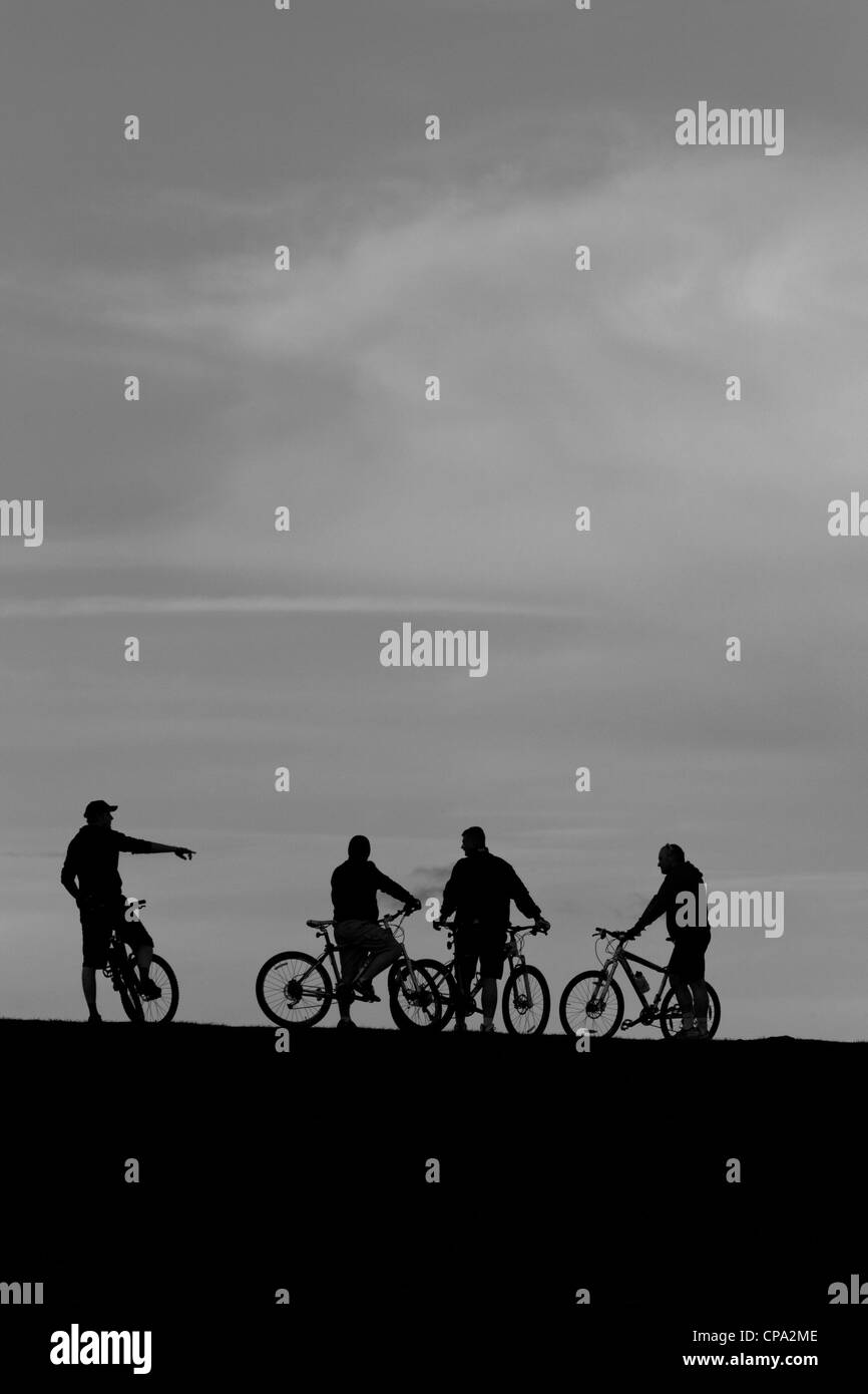 Les cyclistes de montagne qui se profile sur colline, Worcestershire, Angleterre, RU Banque D'Images