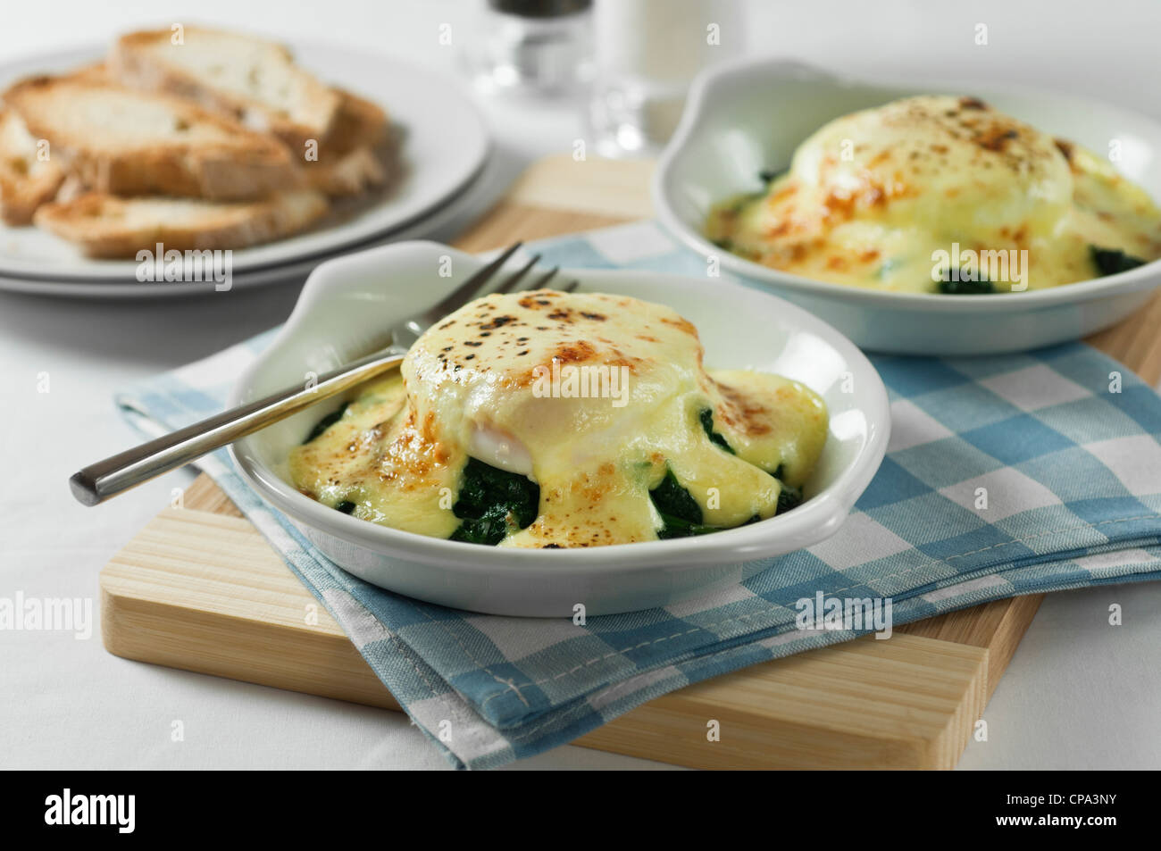 Oeufs florentine. Les oeufs pochés sur les épinards avec sauce au fromage. Banque D'Images