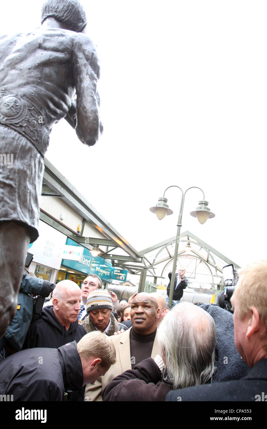 Mike Tyson rend hommage à Johnny Owen lorsqu'il rend visite à Merthyr Tydfil, South Wales, 2009 Banque D'Images