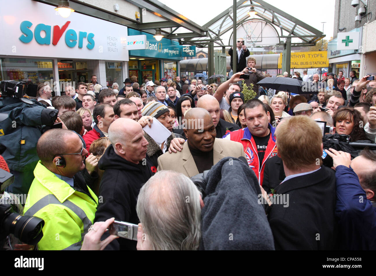 Mike Tyson rend hommage à Johnny Owen lorsqu'il rend visite à Merthyr Tydfil, South Wales, 2009 Banque D'Images