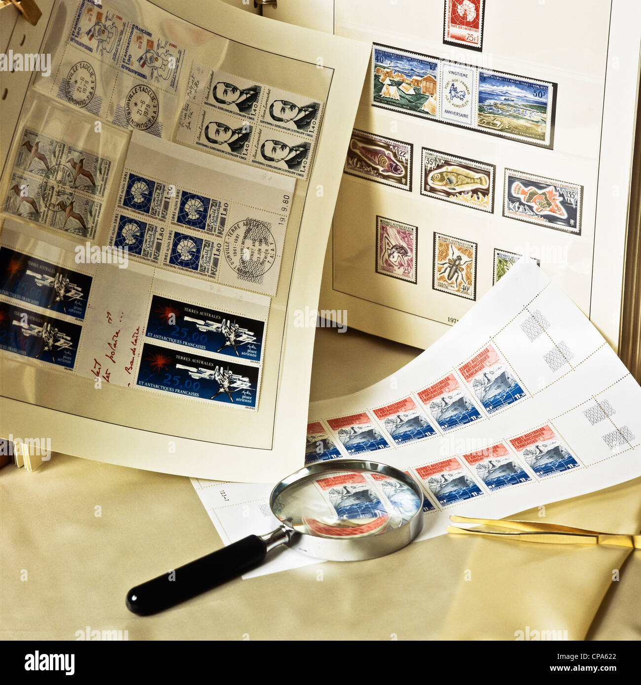Collection de timbres-poste avec une loupe Banque D'Images