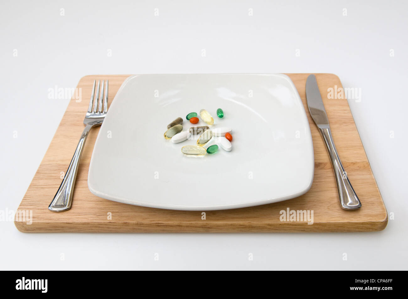 Le dîner d'une sélection de vitamines (omega 3, Co-enzyme Q10, menthe, chondroïtine, ginkgo et ginseng) sur fond blanc Banque D'Images