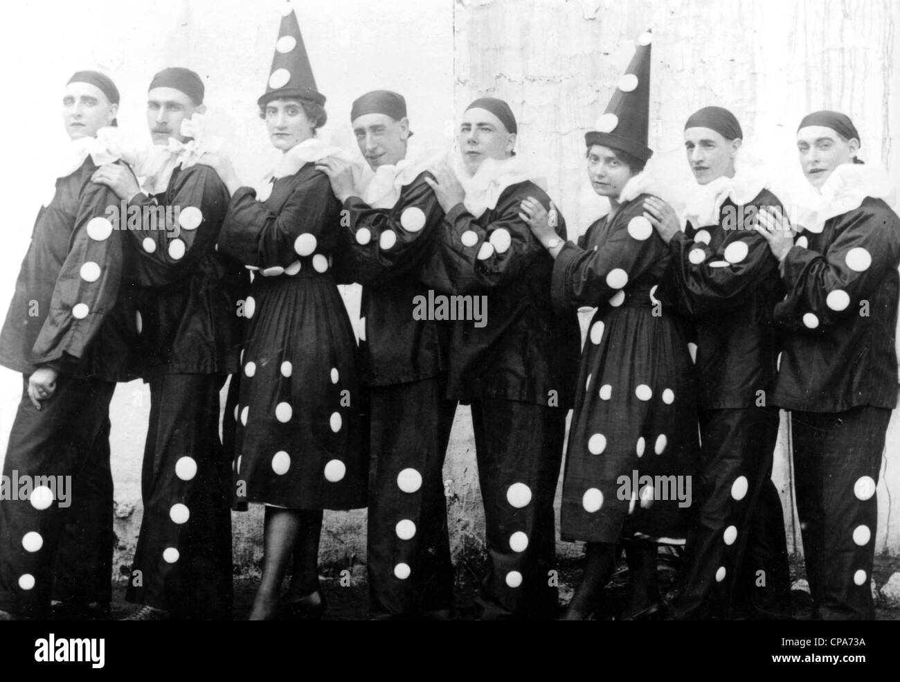 Groupe clown PIERROT dans une station afficher environ 1935 Banque D'Images