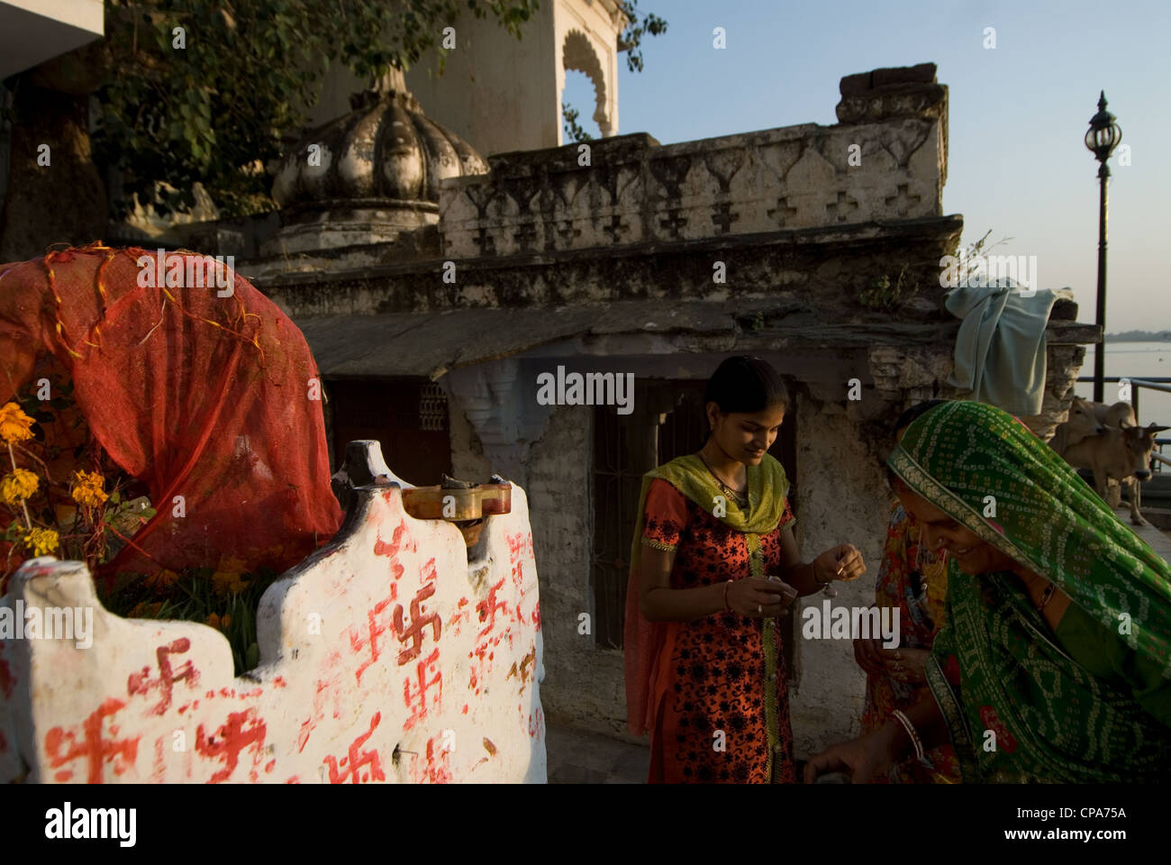 Scène de rue, vieille ville, Udaipur, Rajasthan, Inde Banque D'Images