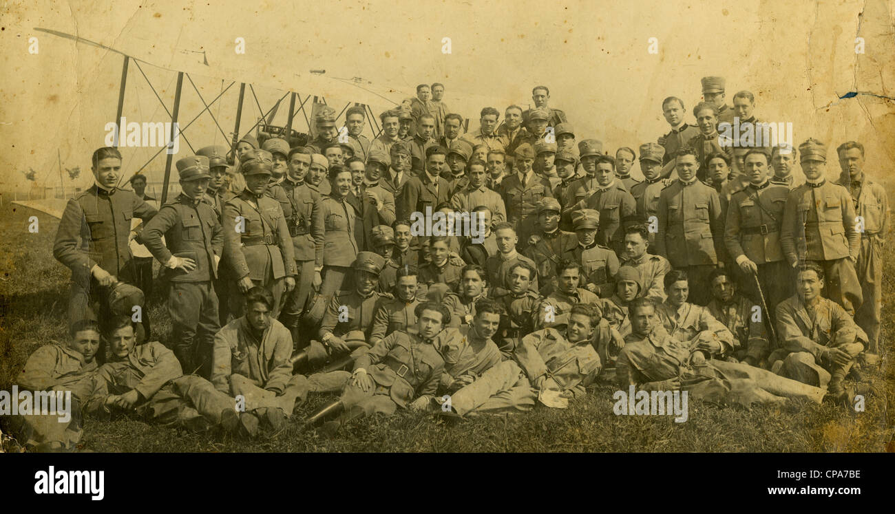 La Première Guerre mondiale photographie de l'époque des soldats de l'armée italienne en face d'un vieux biplan. Banque D'Images