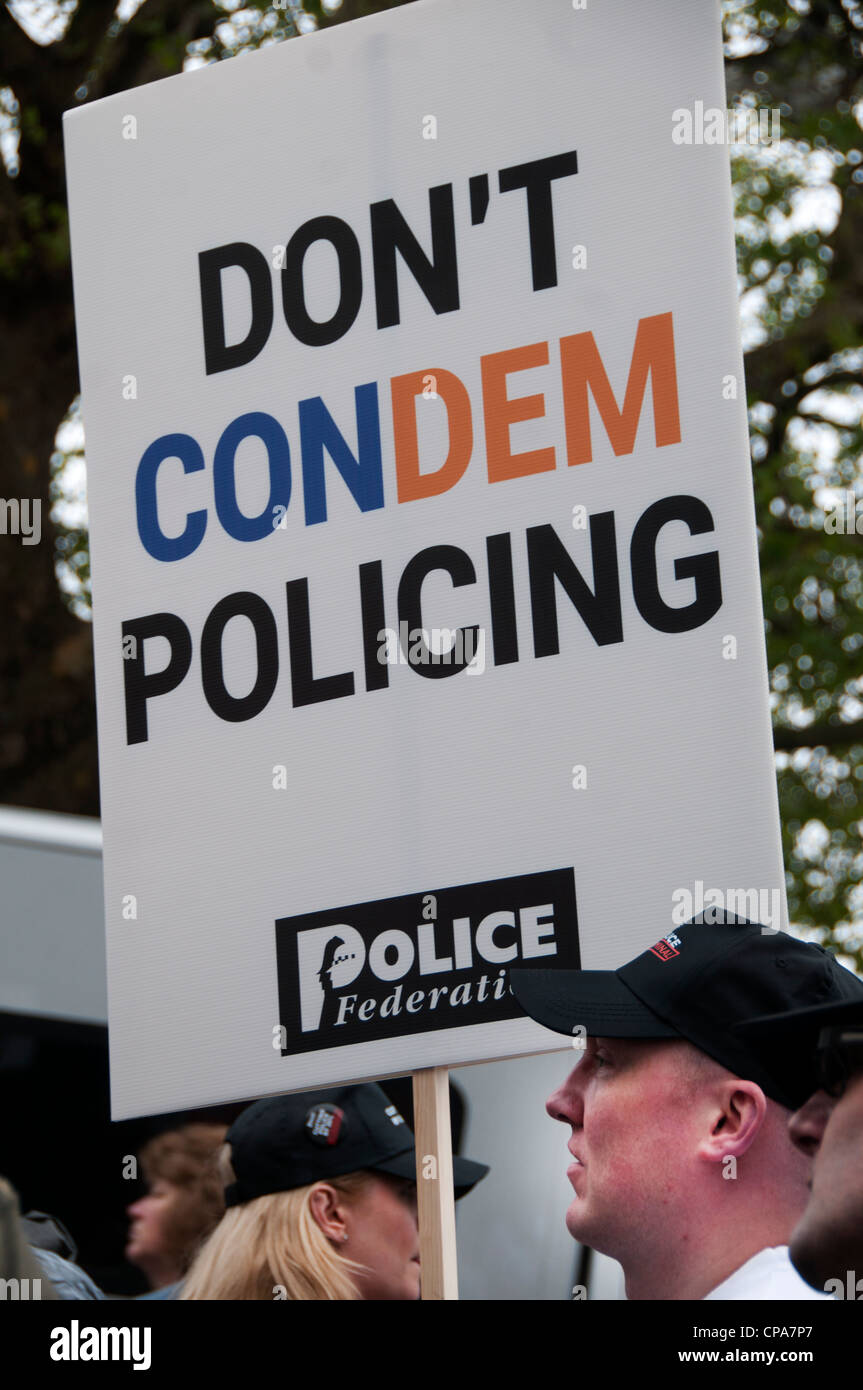 Démontrer de la police contre les changements aux régimes.hors-service policiers avec placard dire "ne police Condem' Banque D'Images