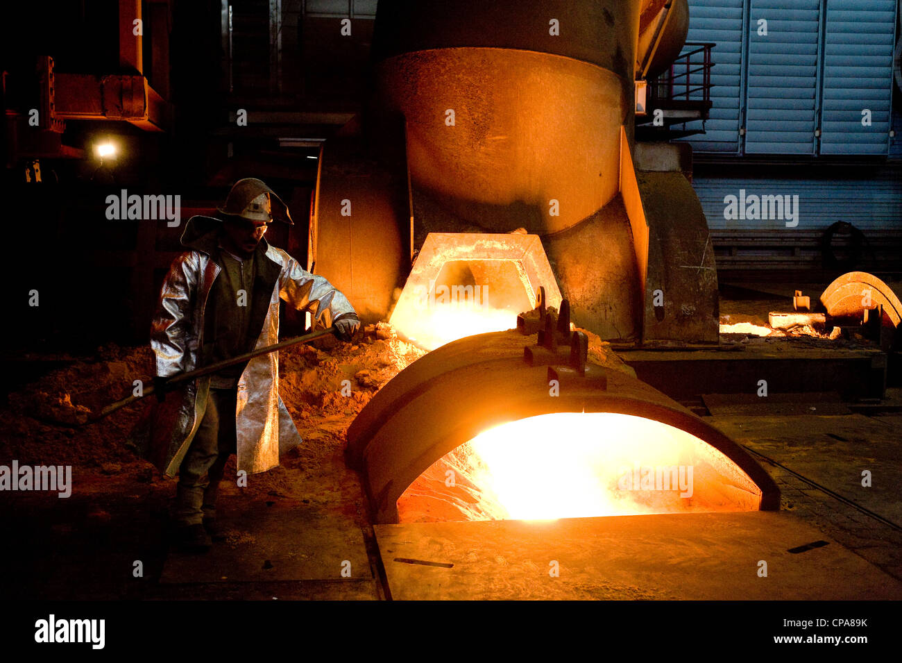 Un travailleur de prendre un échantillon de fer brut, Duisburg, Allemagne Banque D'Images