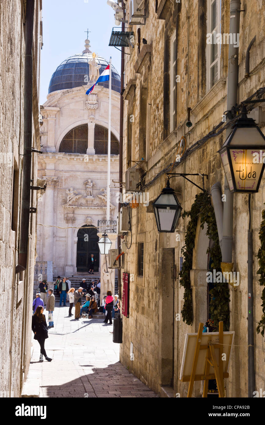 Dubrovnik, Croatie - une étroite ruelle de la vieille ville. Banque D'Images